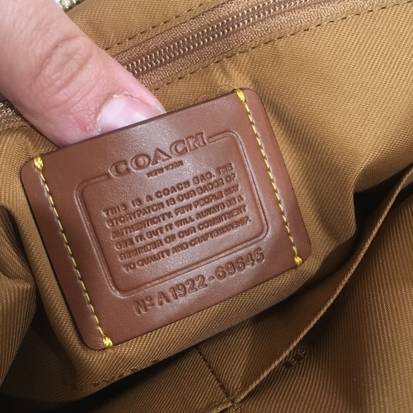 Last one ✨coach shoulder tote - Picture 6 of 8